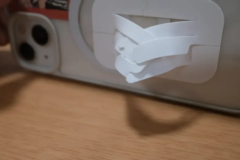 スタンド状態にするとテーブル側が広がり反対側が狭くなります