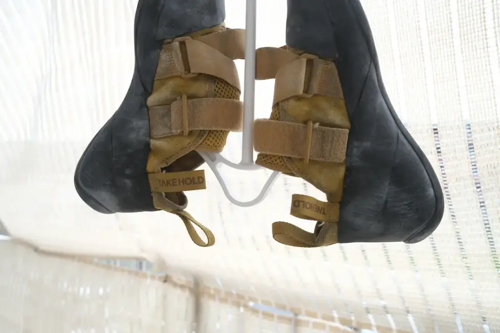 実際に靴をシューズハンガーにかけると水が抜けていくようになる