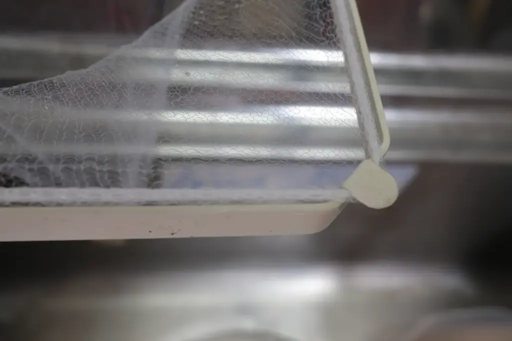 金枠の4箇所にある詰めにネットをひっかけて使います