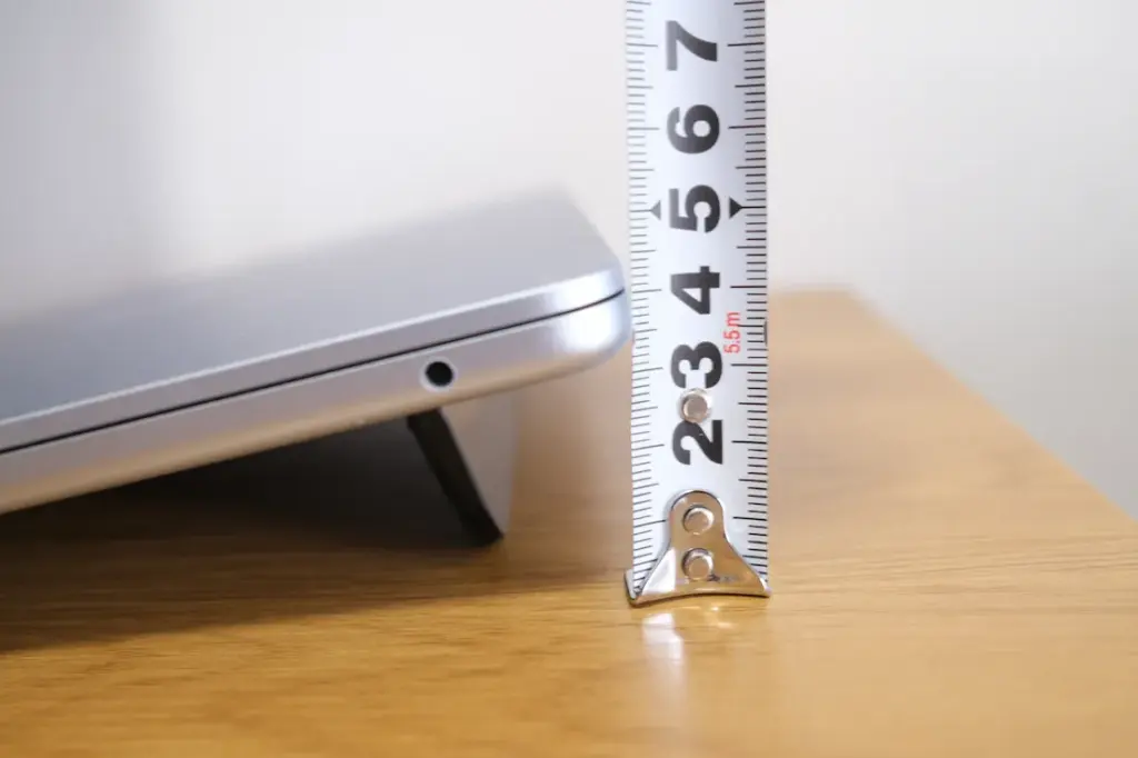 スタンドを立てると3センチ程度高くなります