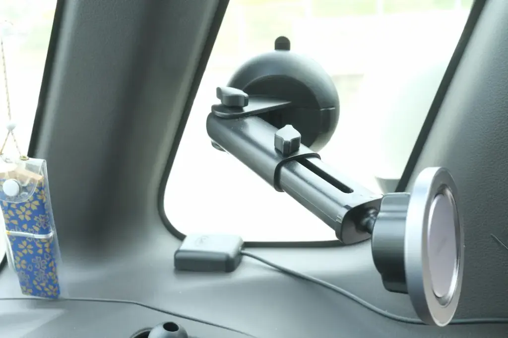 3カ所を調整して運転席から見やすい位置を調整できます