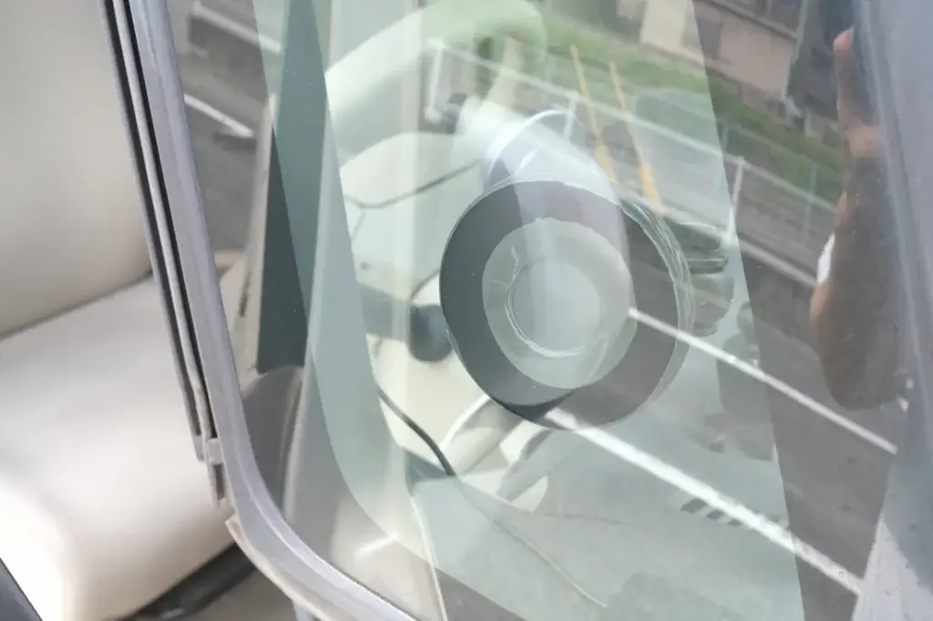 ゴツい吸盤で窓に張り付いてくれます