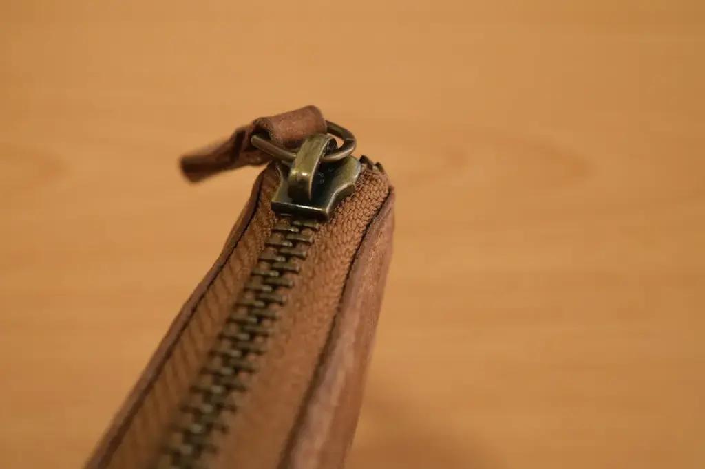 チャックのアップ写真、今のところスムーズに動いて快適です