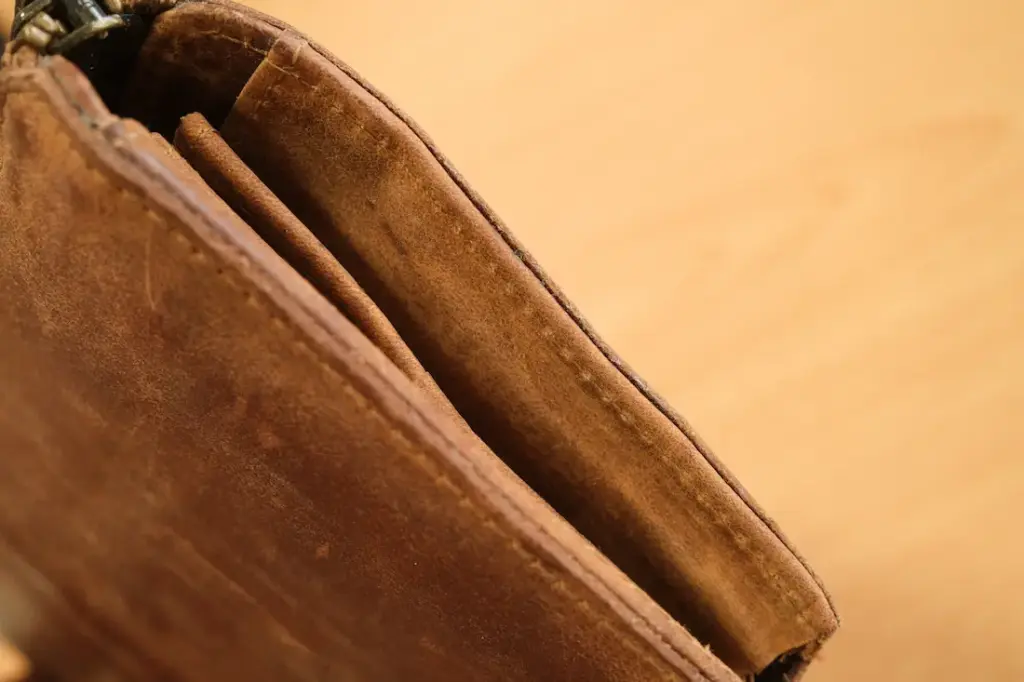 革の質感、しっとりタイプで光沢はありません