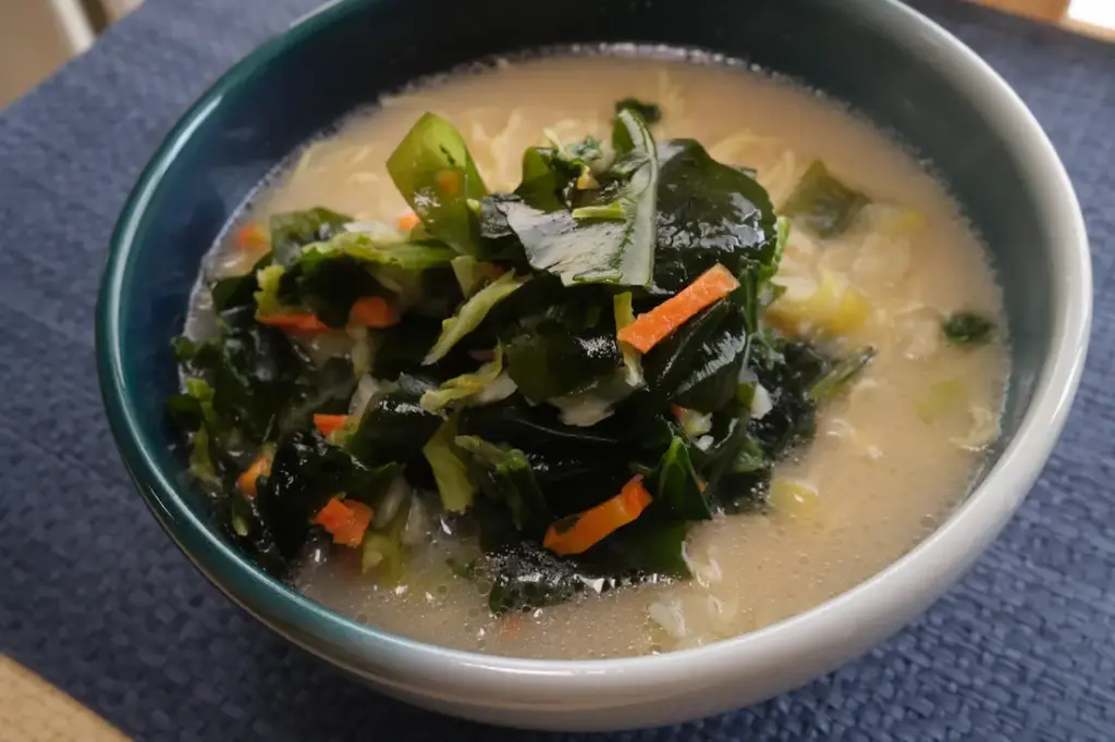 乾燥野菜とわかめをお湯で戻してトッピング